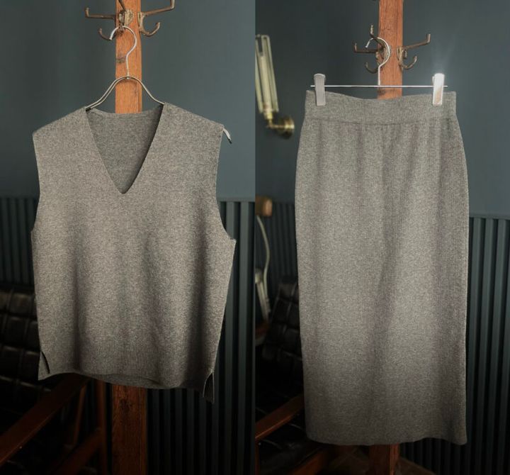 洗えるミラノリブ編みベスト2,990円、洗えるミラノリブ編みスカート4,990円（共に無印良品）