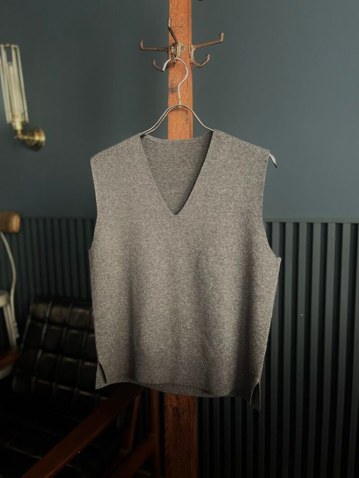 両サイドのスリットが絶妙な抜け感を演出してくれます！