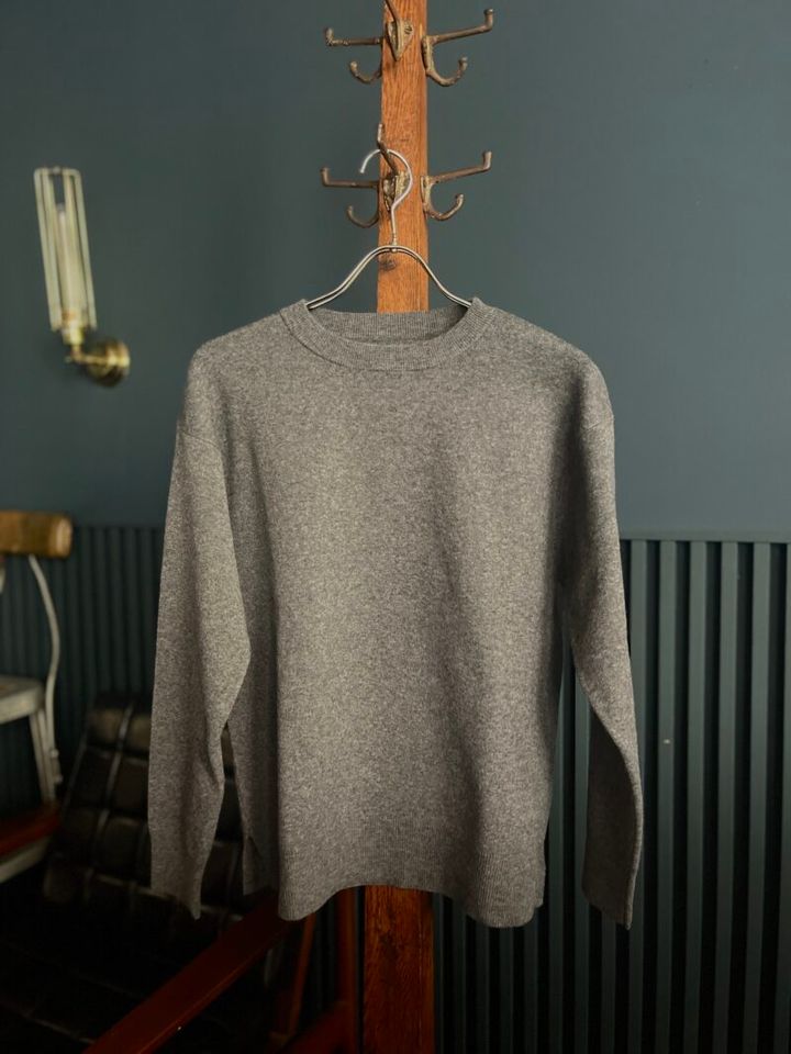 洗えるミラノリブ編みクルネックセーター3,990円（無印良品）