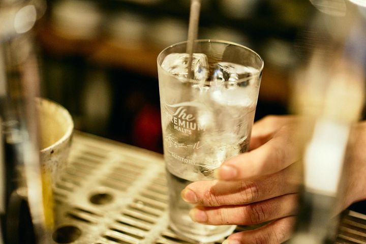 氷を満たしたグラスに1を注ぐ