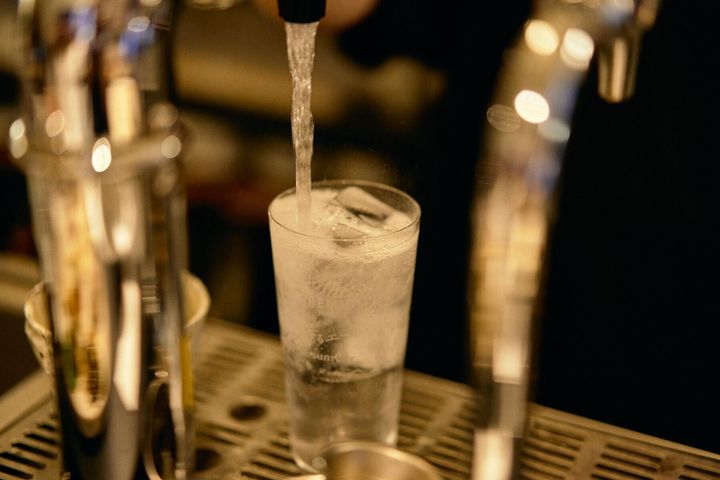 これにてテツ先生による焼酎の教室は終了。最後に全員で集合写真を撮る瞬間まで、大盛り上がりで幕を閉じました。ソーダ割りについての理解が深まっただけでなく、まだ知らなかった焼酎の香りに出会ったり、美味しいおつまみと合わせる楽しさを知ったり、それぞれ実りある時間になった様子でした。この夏はソーダ割りにぴったりの焼酎を探してみてくださいね！