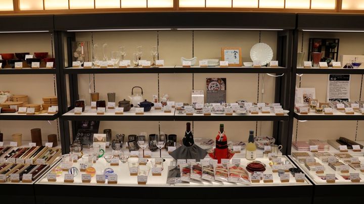 店内には日本の伝統技術によって生み出された商品が並ぶ。