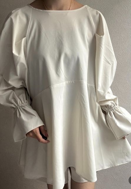 TT＊MSTバルンスリーブを着用している