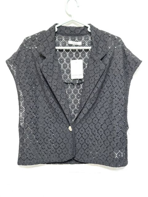黒のレースベスト