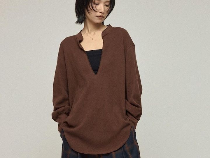 画像: 「別注 リラックスフィット ワッフルキーネックプルオーバー」￥14,300 出典：ファーストハンド