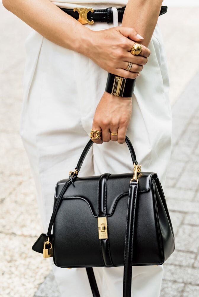 バッグとベルトは『セリーヌ』、バングルは自分のブランド『スタジオ シェリー』