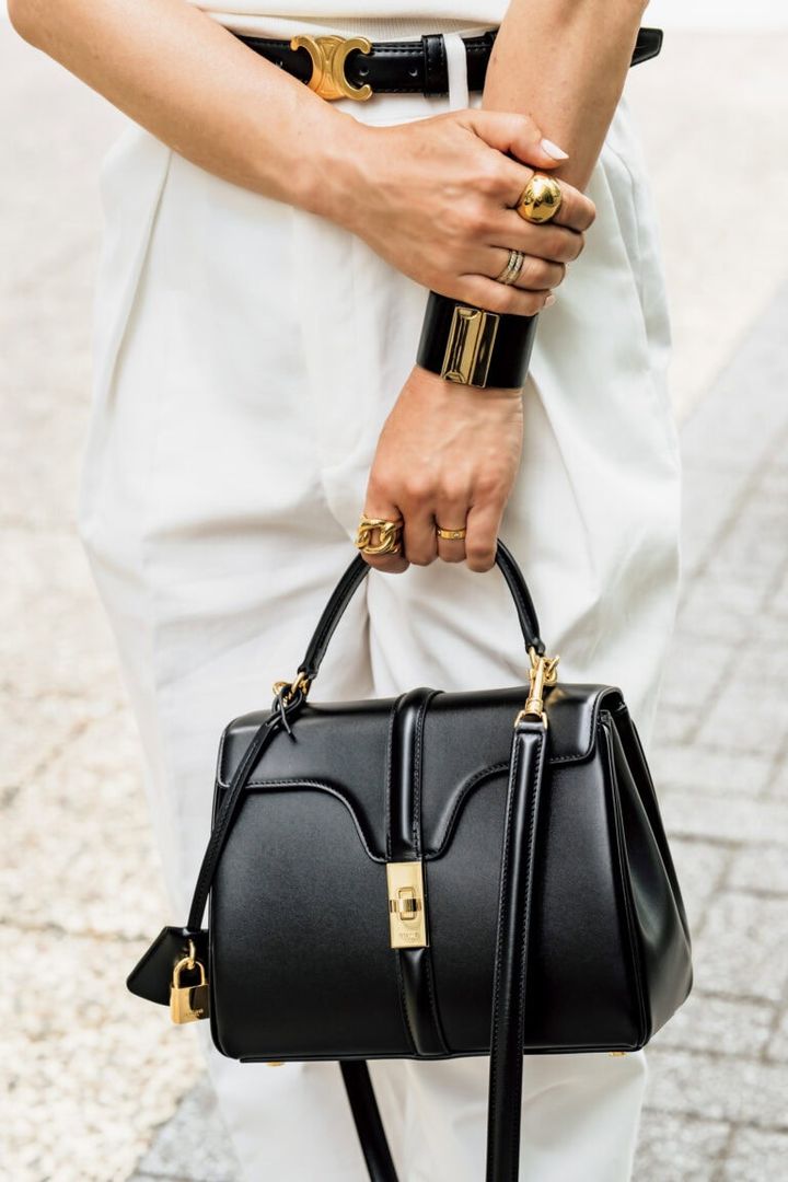 バッグとベルトは『セリーヌ』、バングルは自分のブランド『スタジオ シェリー』