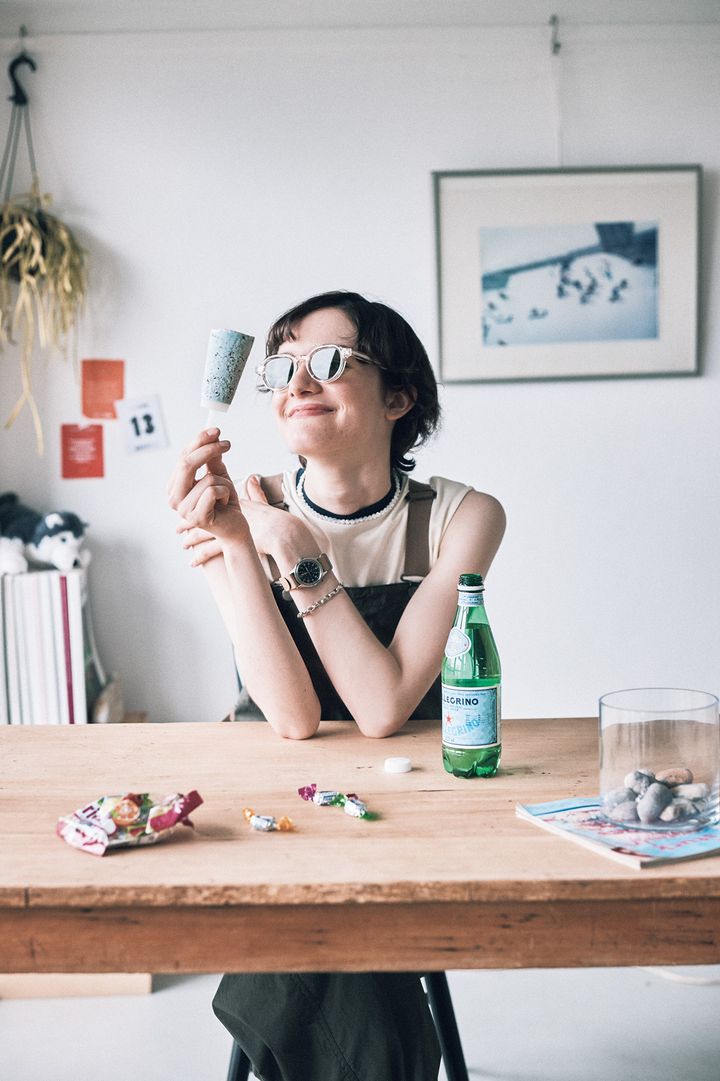 コーデに華を添えるステキなメガネとシックなウォッチ