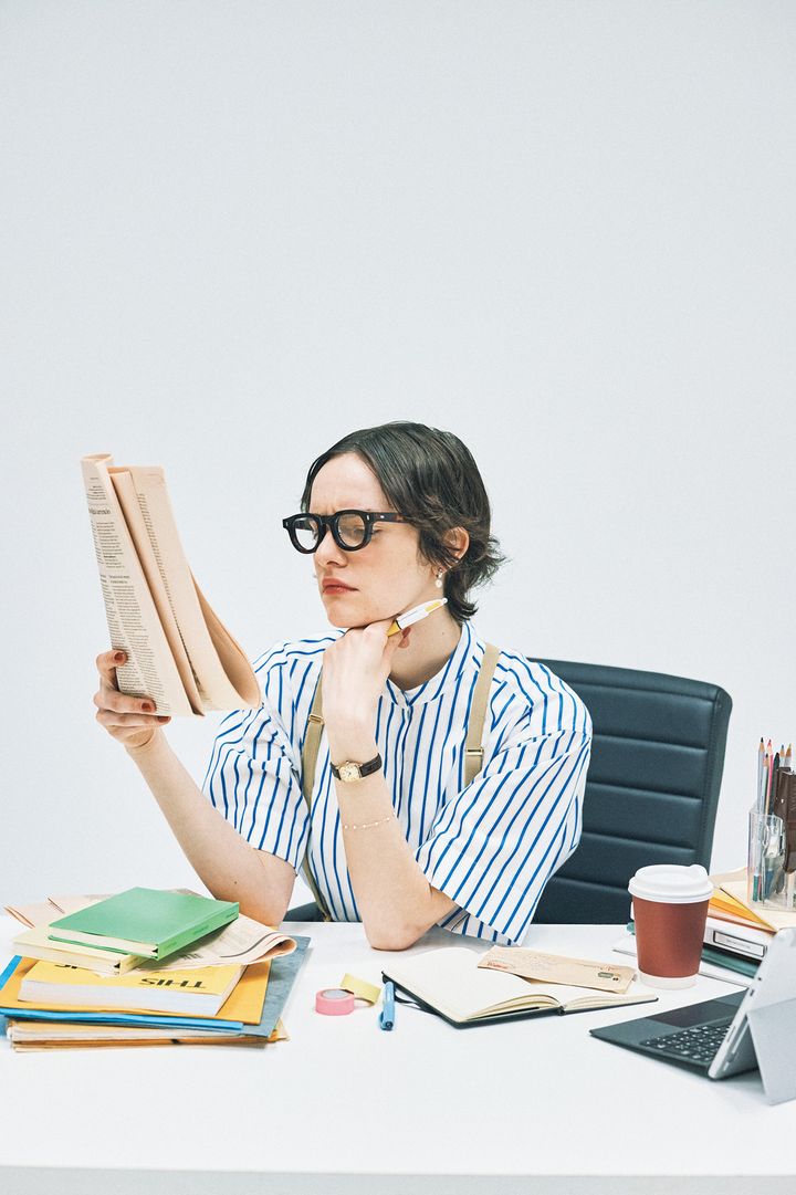 コーデに華を添えるステキなメガネとシックなウォッチ