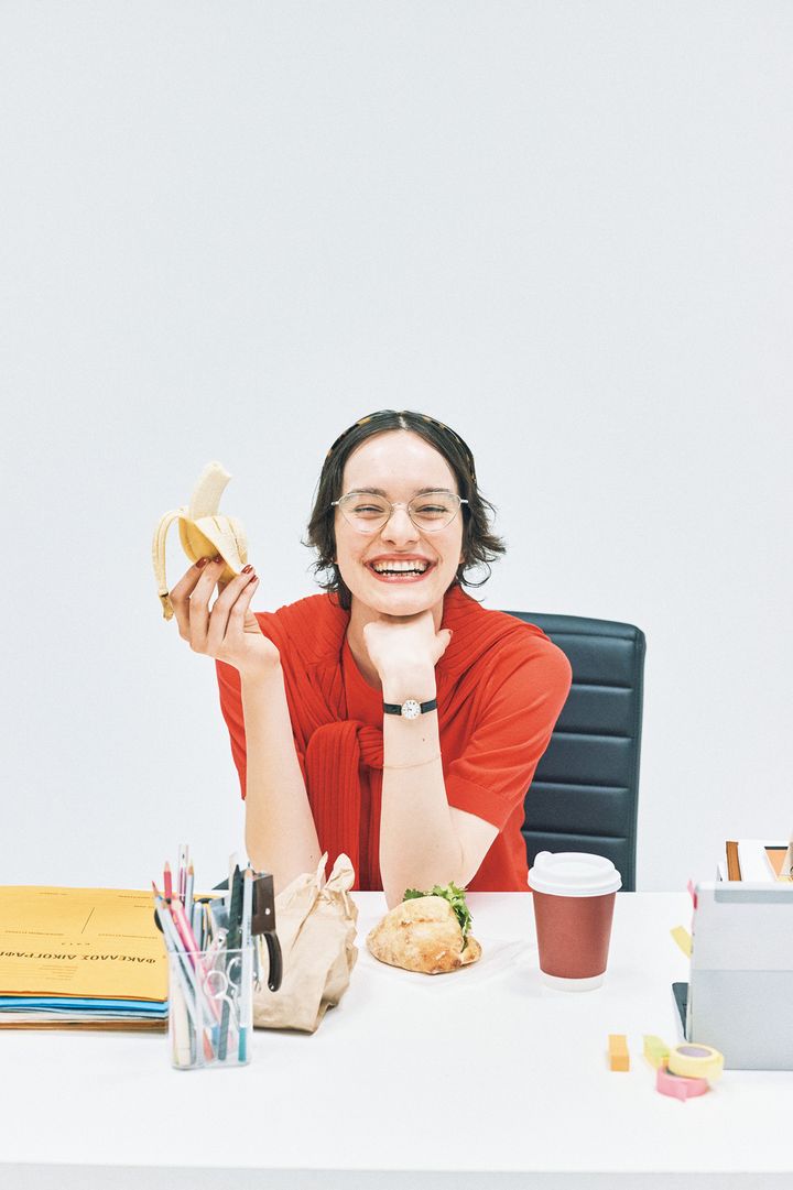 コーデに華を添えるステキなメガネとシックなウォッチ