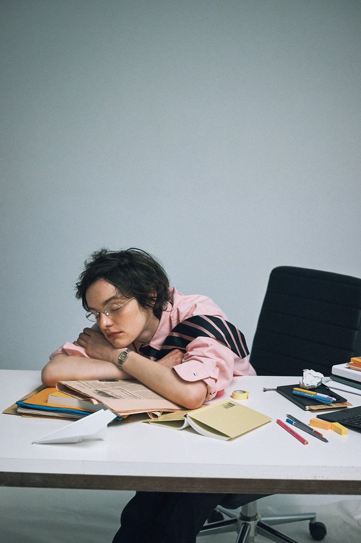 コーデに華を添えるステキなメガネとシックなウォッチ