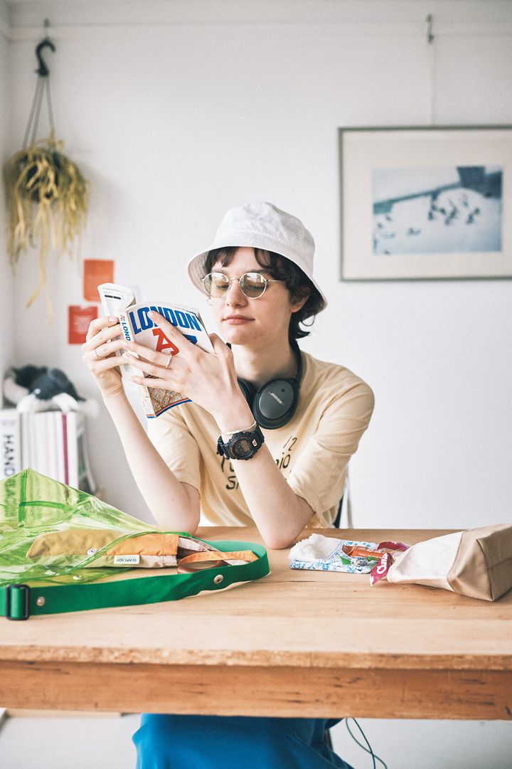 コーデに華を添えるステキなメガネとシックなウォッチ