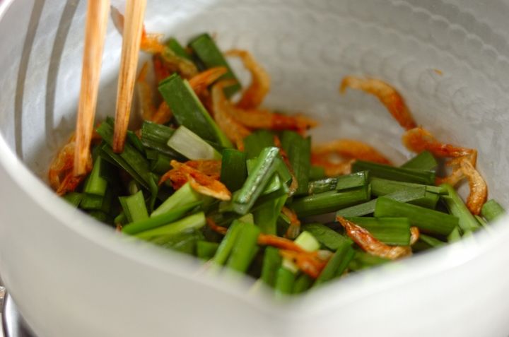 桜エビとニラのみそ汁の作り方1