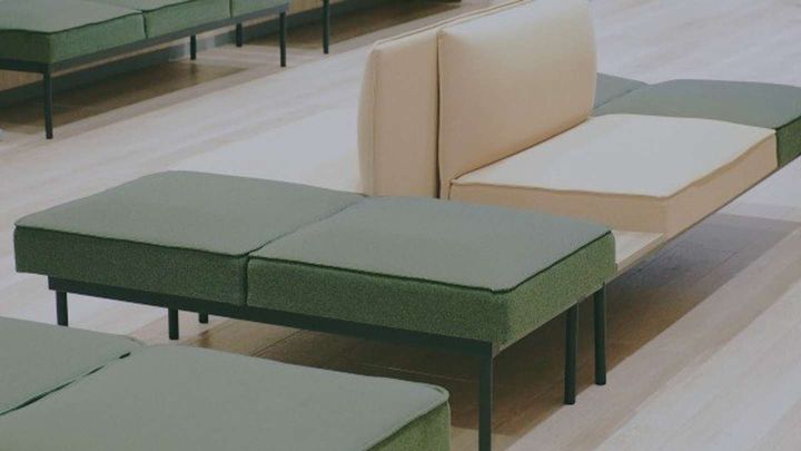 息子が椅子の下に入った理由を教えてもらい...（画像はphotoAC）