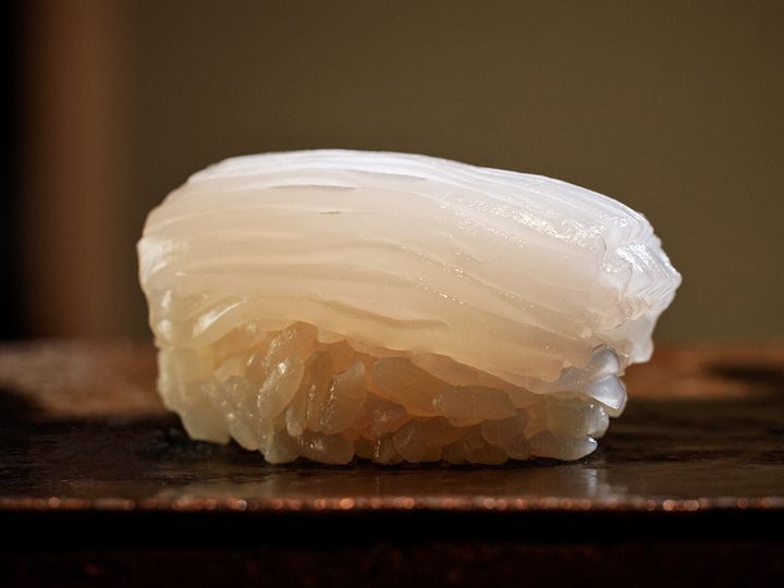 六本木『鮨 みうら』の「アオリイカの握り」