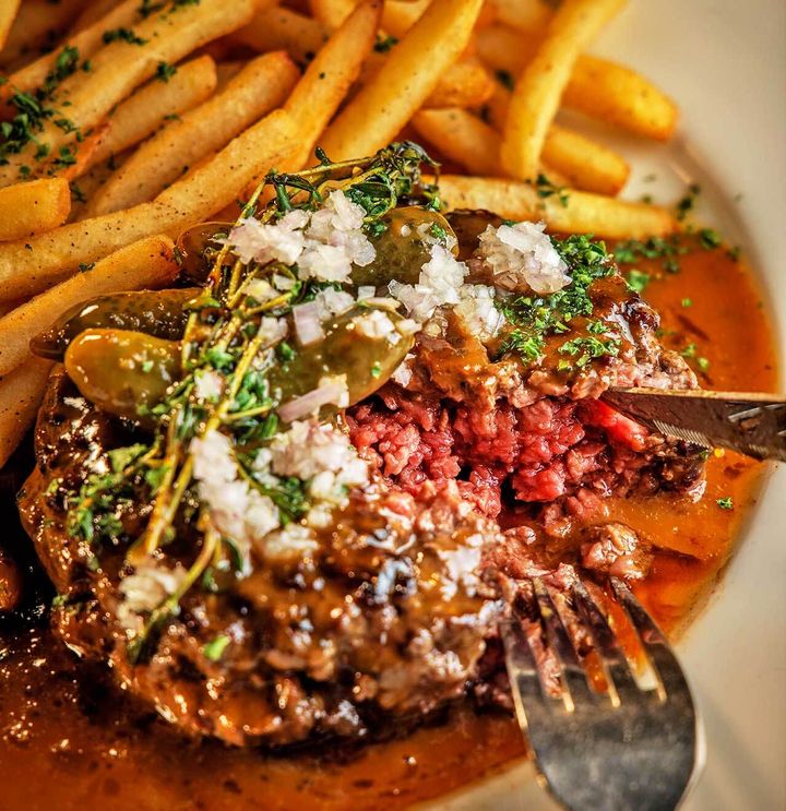 銀座『ビストロ ヌガ』の「短角牛のステーキアッシュ」