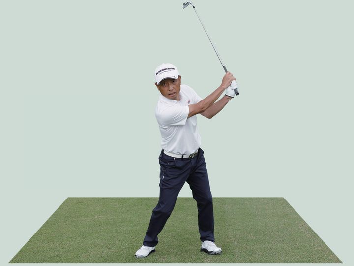 “ツマ先上がり”での正しい打ち方！「手打ちが基本」とプロが解説