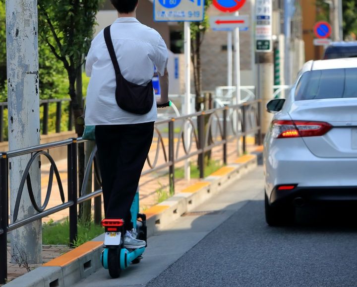 車の運転中、信号無視をして進行してきた電動キックボードと衝突した場合、過失割合はどうなる？（画像はイメージ）