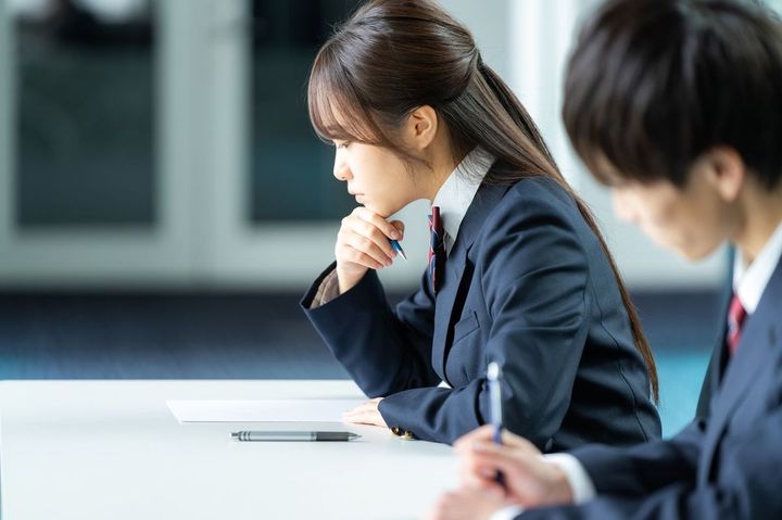 筆記試験中の生徒たち