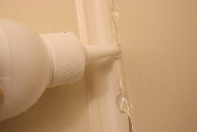 ダイソーのカビ取り用洗浄剤を塗布する