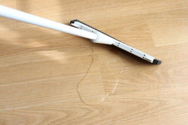 セリアのフロア ラバーほうき