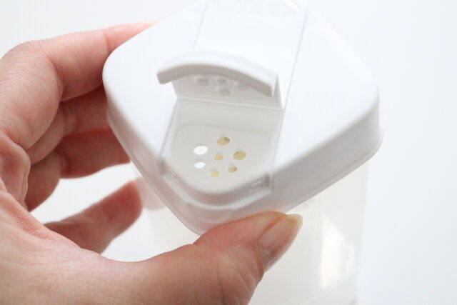 セリアの粉末洗剤用ボトルの振りかけ口