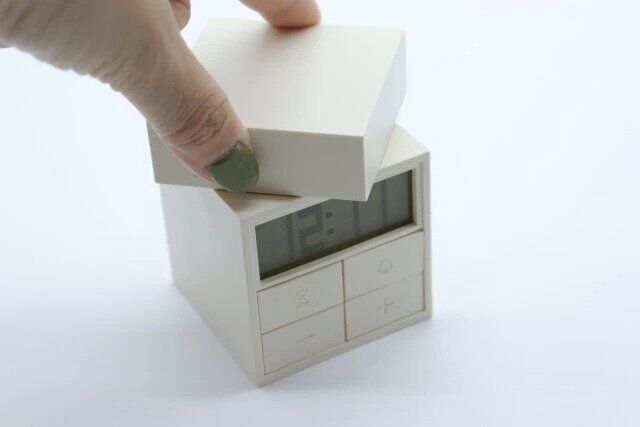 ダイソーのキューブ型デジタル時計（CR）2