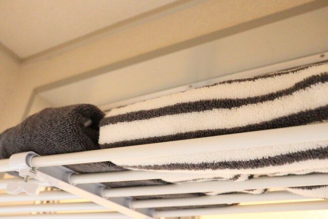 ダイソー つっぱり棚（63cm-93cm） 使用例