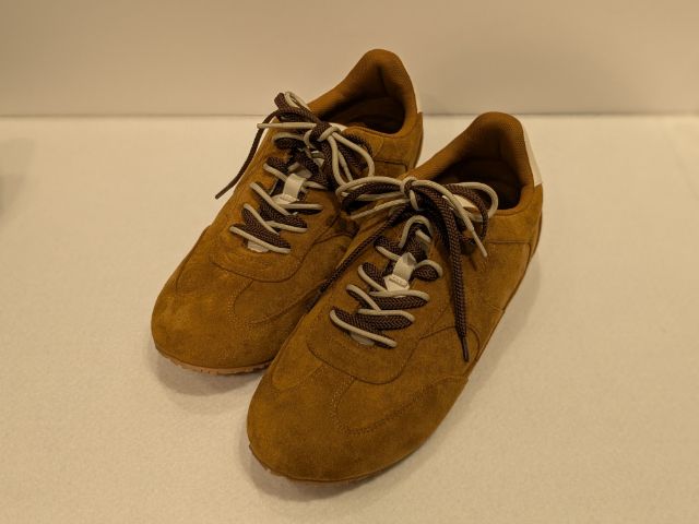 ブラウンのダブルシューレースフラットスニーカー