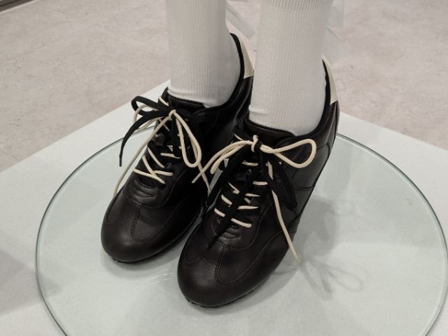 黒のダブルシューレースフラットスニーカー
