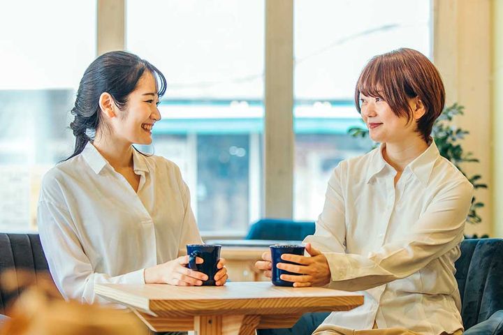 話す女性2人
