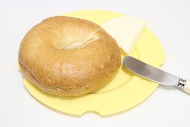 セリアのPPプレート チーズはロールパンやベーグルにちょうどいいサイズ