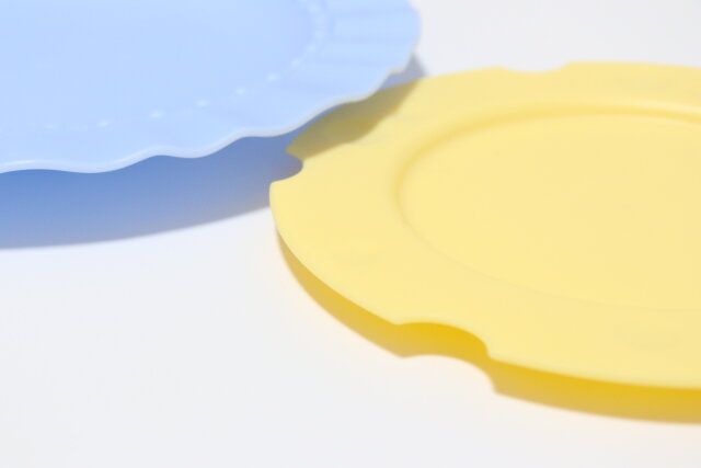 セリアのPPプレート フリルとPPプレート チーズのデザイン