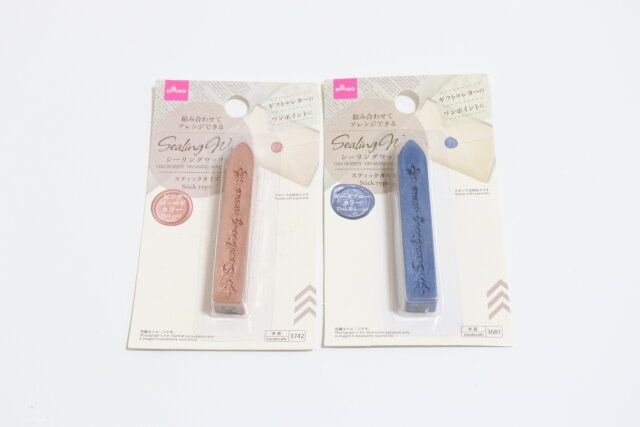 ダイソーのシーリングワックス（スティックタイプ、ピンクゴールドカラー）とシーリングワックス（スティックタイプ、ダークブルーカラー）のパッケージ