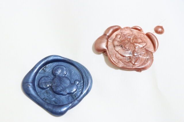 ダイソーのシーリングワックス（スティックタイプ、ピンクゴールドカラー）とシーリングワックス（スティックタイプ、ダークブルーカラー）を使ってみた