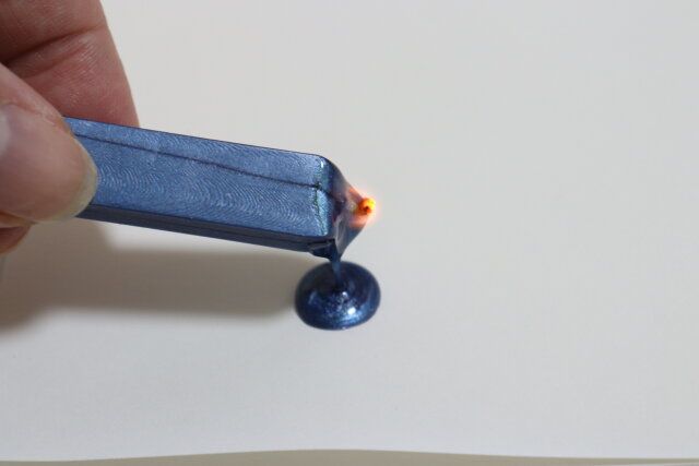 ダイソーのシーリングワックス（スティックタイプ、ダークブルーカラー）を溶かす