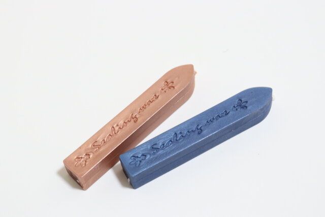 ダイソーのシーリングワックス（スティックタイプ、ピンクゴールドカラー）とシーリングワックス（スティックタイプ、ダークブルーカラー）のビジュアル