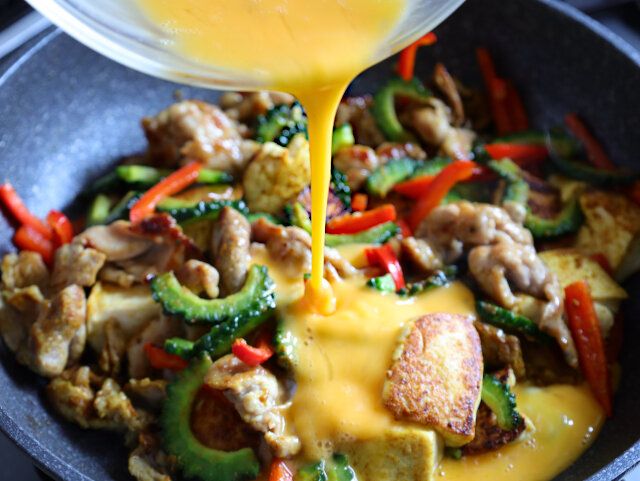 溶き卵を回し入れる。