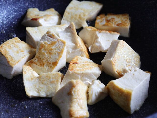 熱したフライパンに豆腐を手でちぎって入れ焼く。