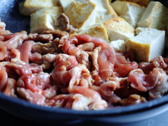 豚肉を加える。