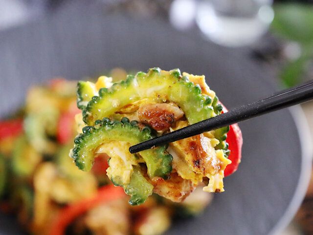 カレー味のゴーヤチャンプルーをお箸でつまむ。