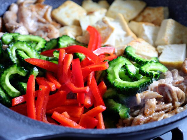 ゴーヤと赤パプリカを加える。