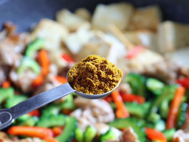 しんなりしてきたら、カレー粉を入れて、全体を混ぜる。