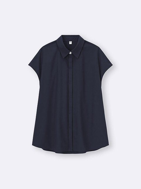 GUのビジューボタンブラウス