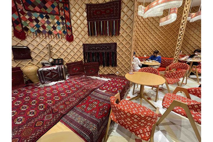 トルクメン絨毯で彩られたレストラン内観。席数が多くないため、競争率は高め。