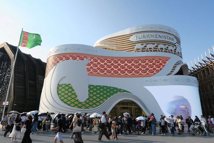 「トルクメニスタン」パビリオン。シルクロードを旅するキャラバンのシルエットや伝統工芸の絨毯、風景映像など、建物のデザインが存在感を放っています！