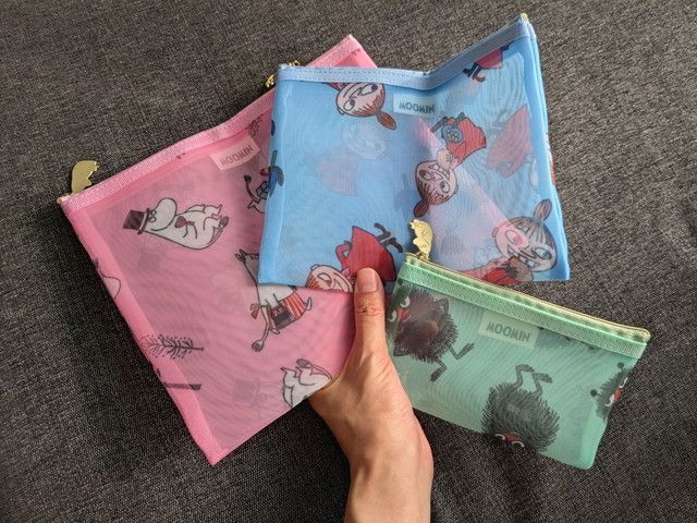 3点のサイズ比較（手持ち）：大＝ピンク、中＝ブルー、小＝グリーンの順で重ね持ち