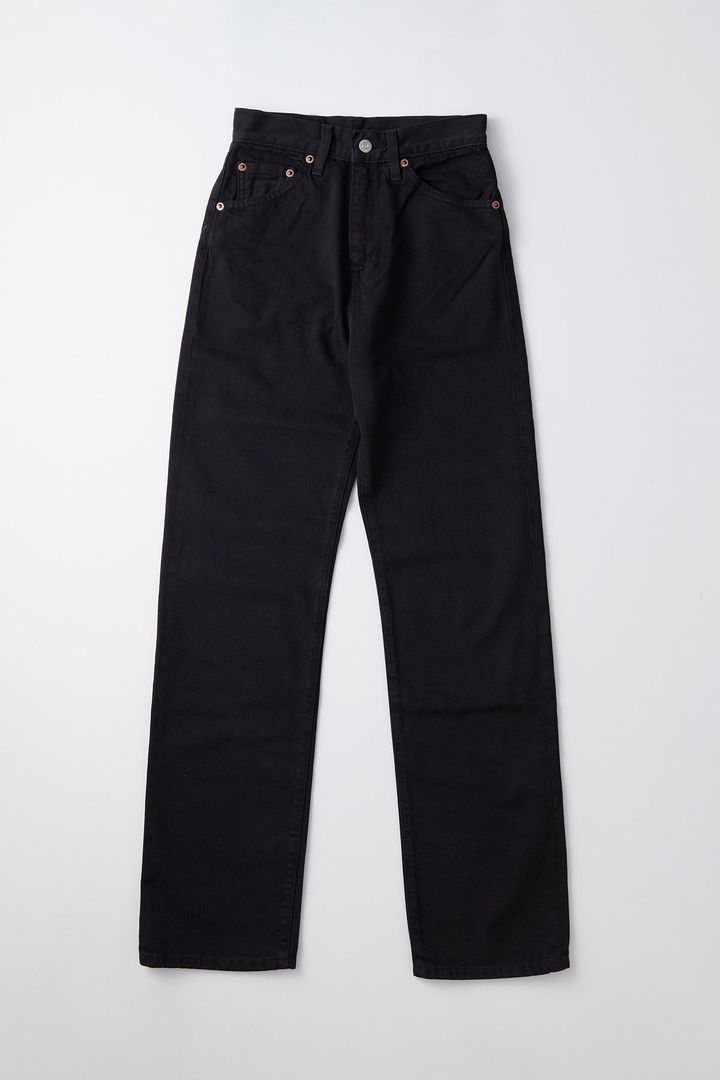 「1950'S 701 JEANS BLACK EMBROIDERY」パンツ ¥27,500／LEVI'S®