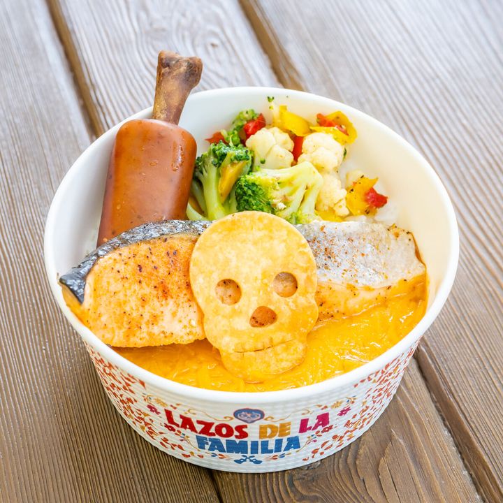 シーフードサルサソースのライスボウル（サーモン、骨付きソーセージ、チーズ）