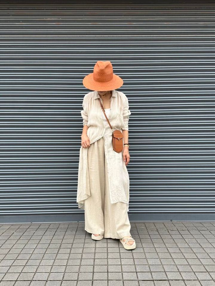 ワイドパンツ：ZARA ロングシャツ：ZARA サンダル: GU ポシェット: ユナイテッドアローズ ハット: トゥモローランド